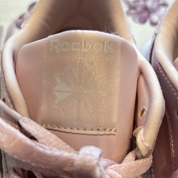 Reebok tennis shoes classic. - Picture 2 of 8